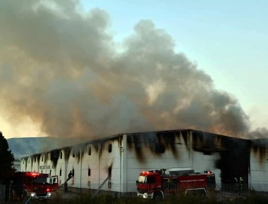 Σε εξέλιξη φωτιά σε καπναποθήκη στην Καβάλα (βίντεο)